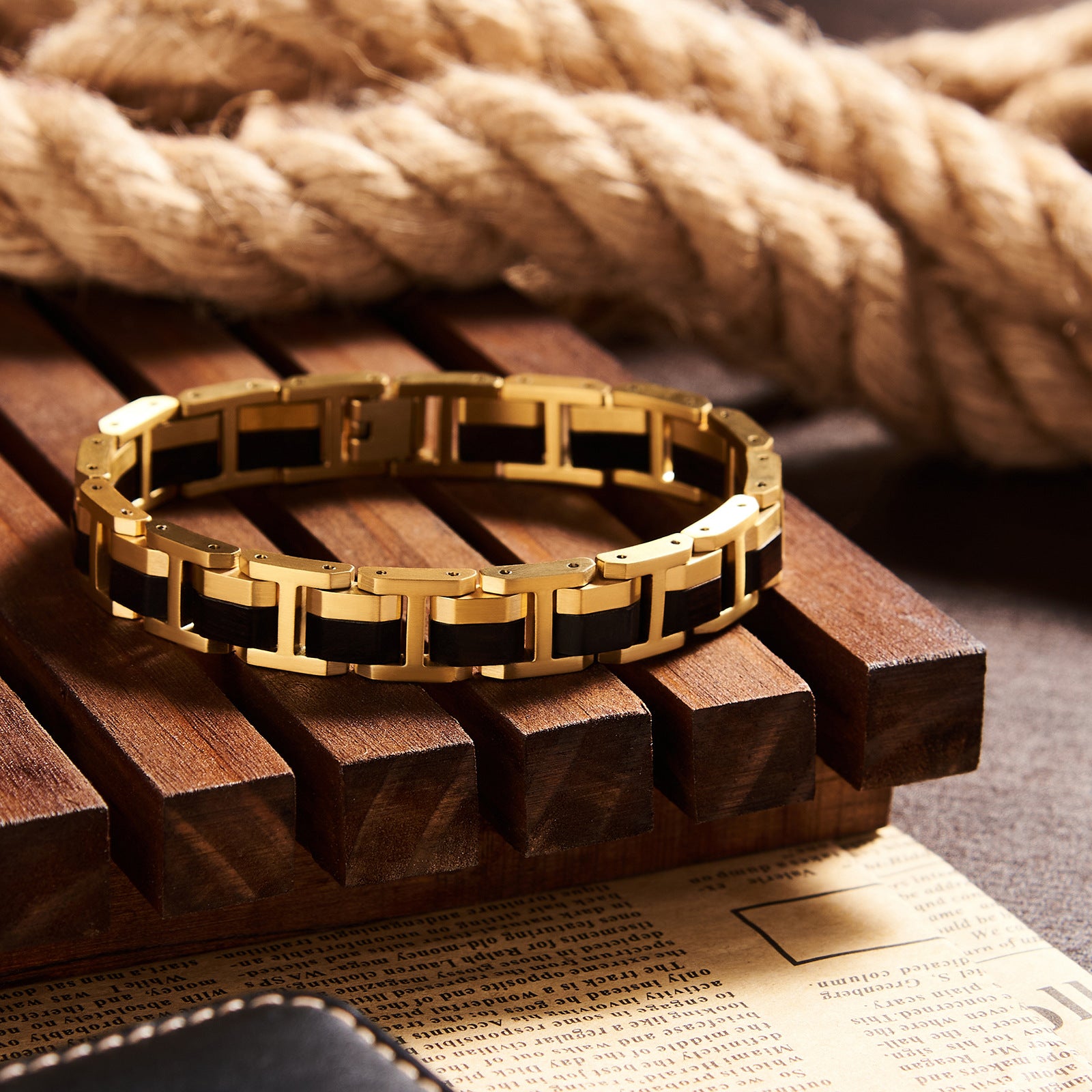 Schattenfront - Armband aus Sandelholz und gefärbtem Edelstahl
