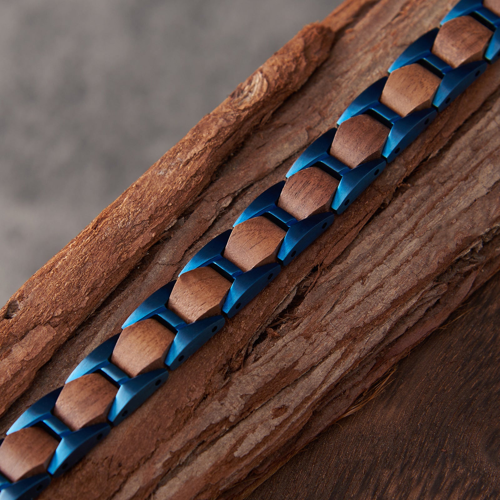 Sturmnacht - Armband aus Walnussholz und farbigem Edelstahl
