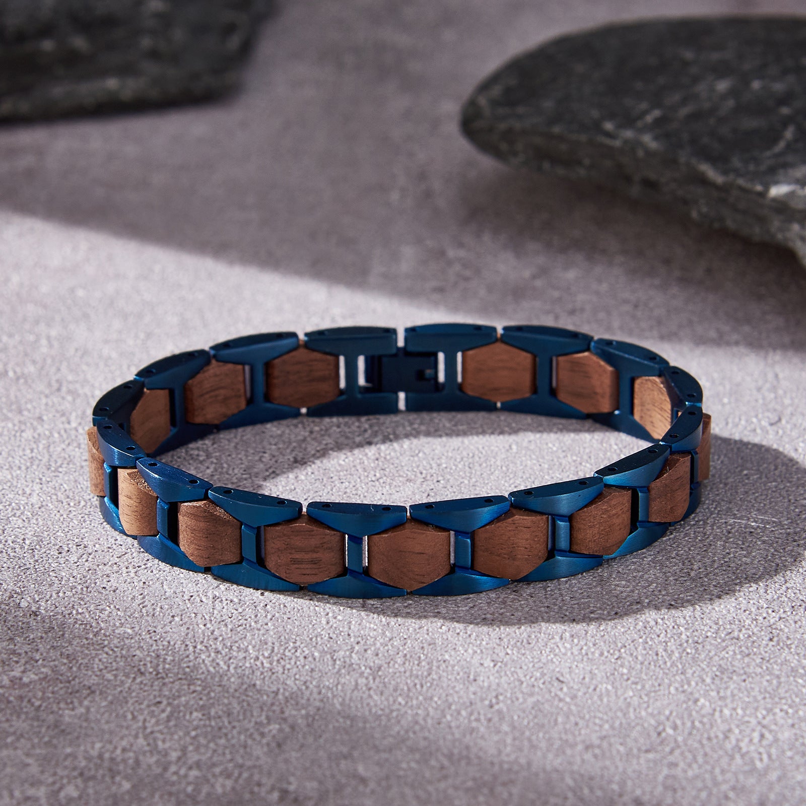 Sturmnacht - Armband aus Walnussholz und farbigem Edelstahl