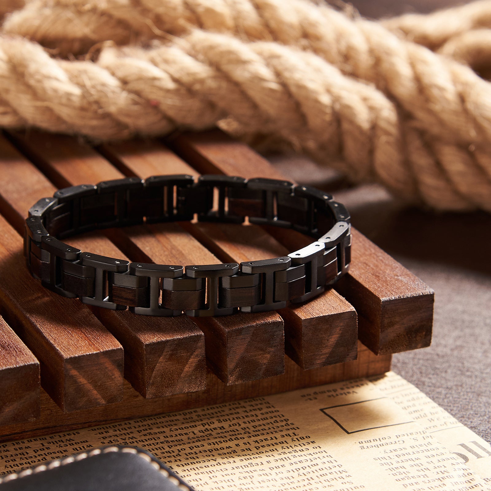 Schattenfront - Armband aus Sandelholz und gefärbtem Edelstahl