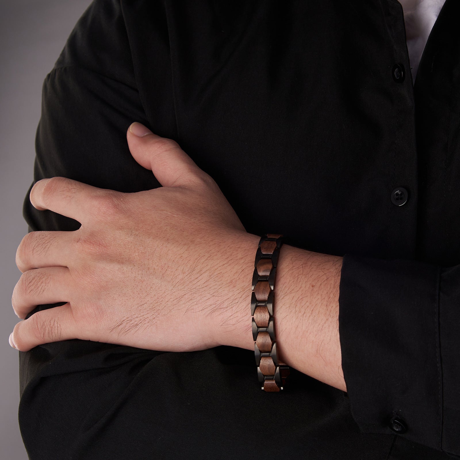 Sturmnacht - Armband aus Walnussholz und farbigem Edelstahl