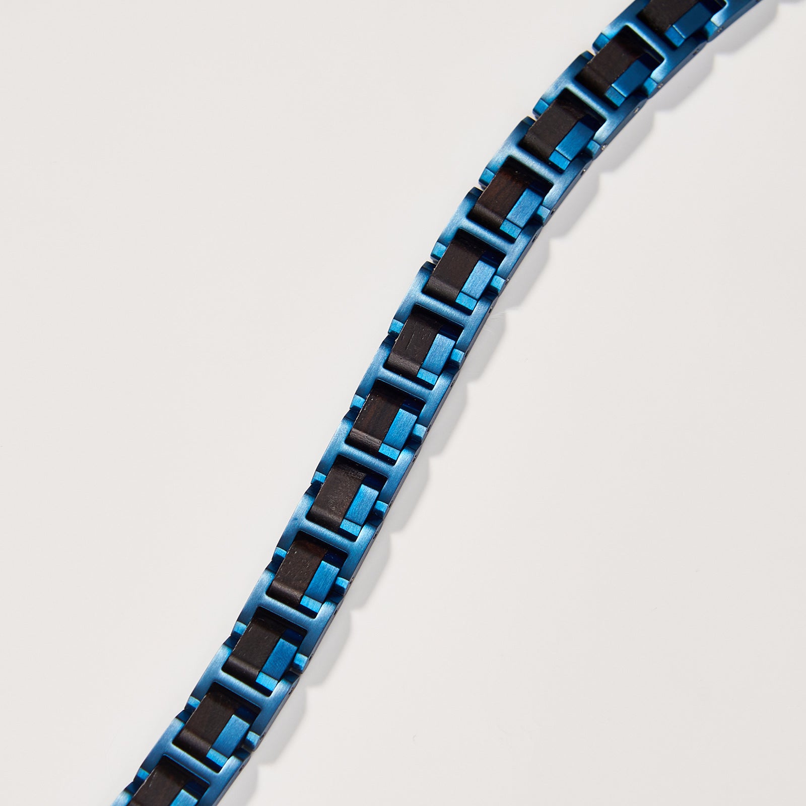 Schattenfront - Armband aus Sandelholz und gefärbtem Edelstahl