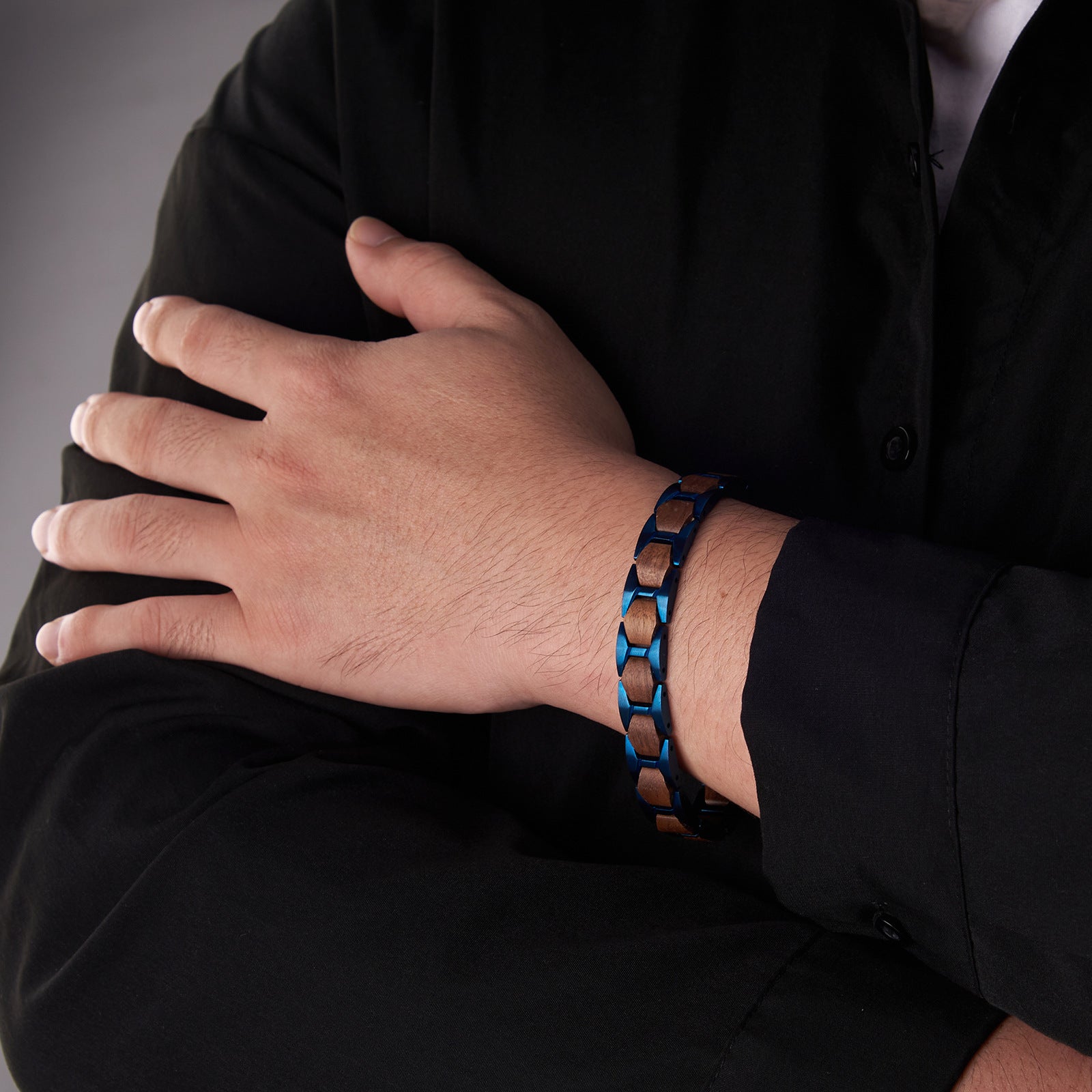 Sturmnacht - Armband aus Walnussholz und farbigem Edelstahl