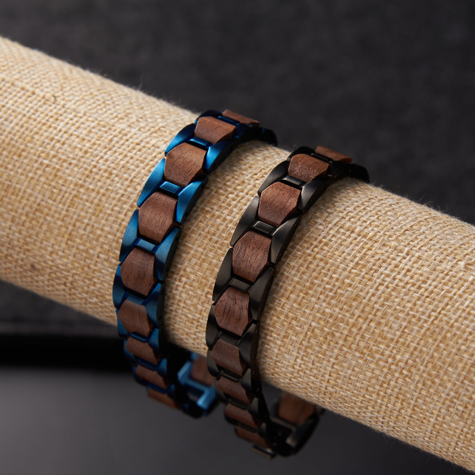 Sturmnacht - Armband aus Walnussholz und farbigem Edelstahl