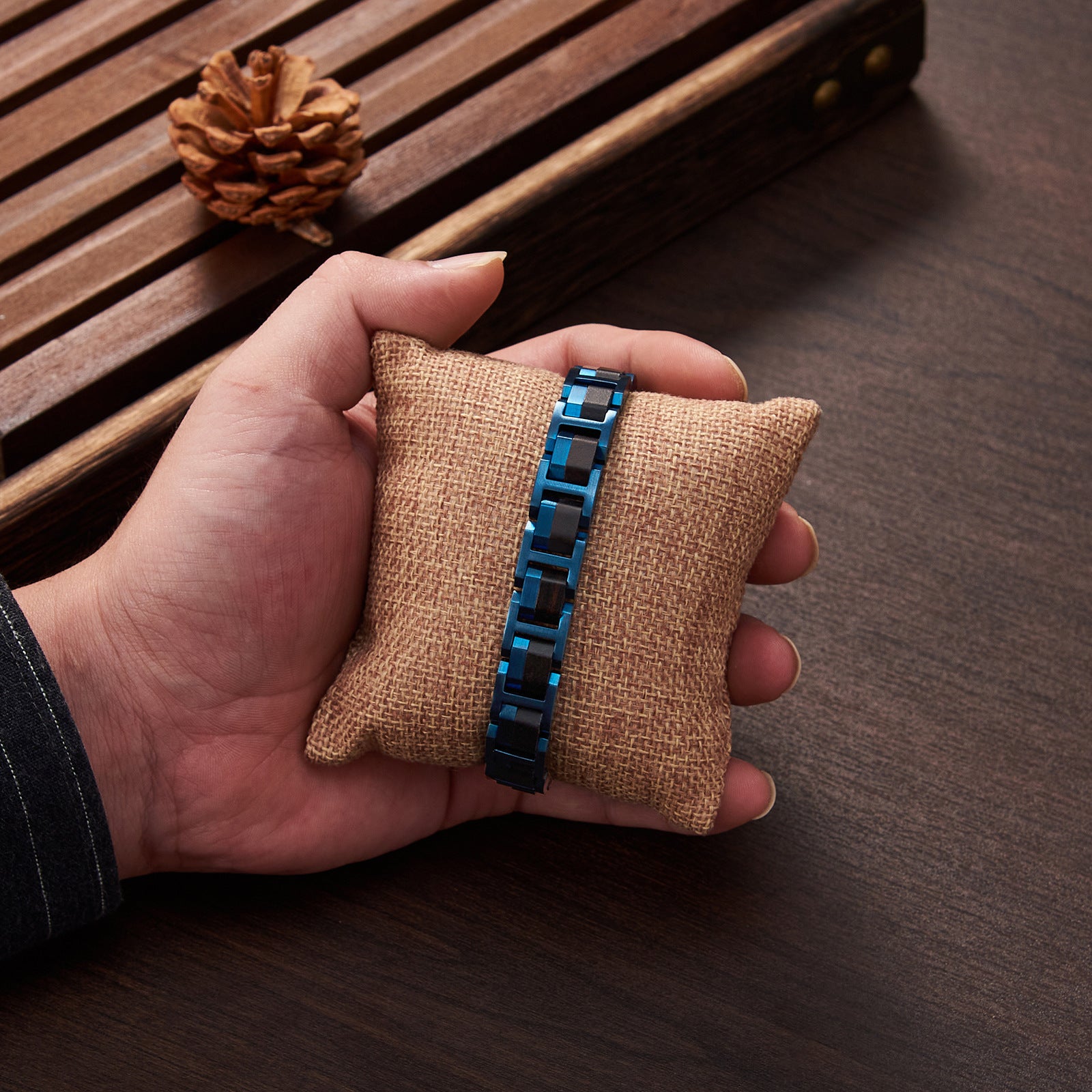Schattenfront - Armband aus Sandelholz und gefärbtem Edelstahl
