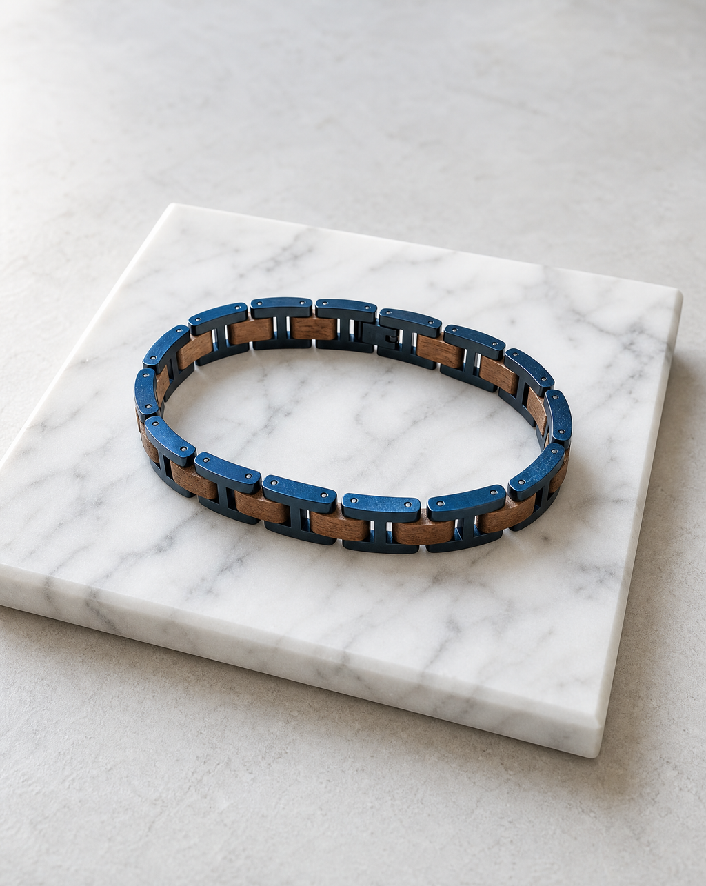 Meerestiefe - Armband aus Walnussholz und blauem Edelstahl