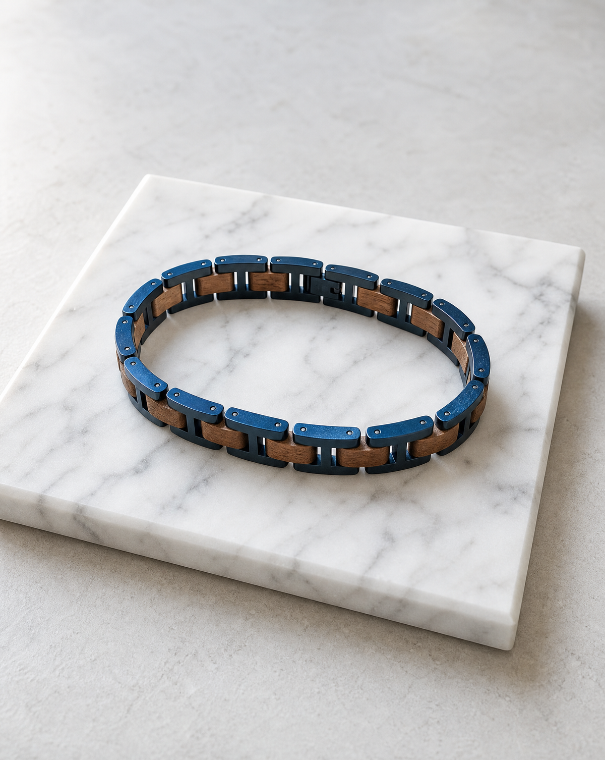 Meerestiefe - Armband aus Walnussholz und blauem Edelstahl