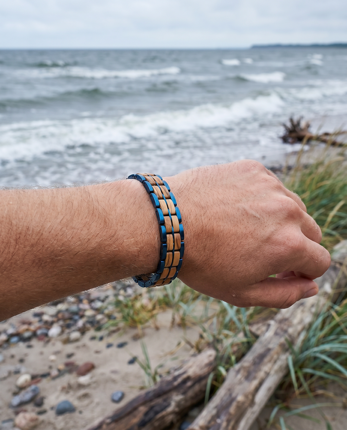 Ostseeglanz - Armband aus Olivenholz und blauem Edelstahl