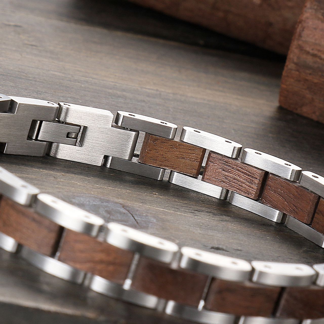Naturkraft - Armband aus Walnussholz und schimmerndem Edelstahl