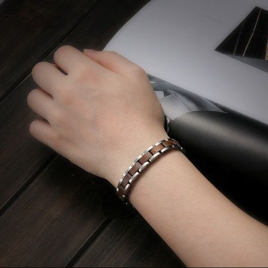 Naturliebe - Armband aus Walnussholz und schimmerndem Edelstahl