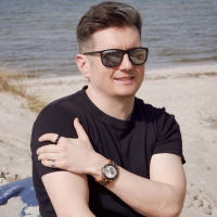 Mann mit Sonnenbrille am Strand, trägt die Herrenuhr Nordsee